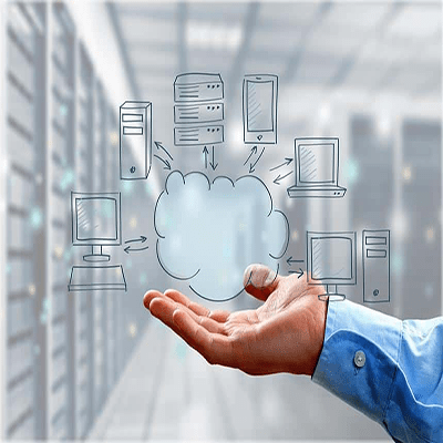 une main qui tient des serveurs, ordinateur et un nuage